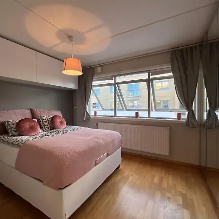 Center Flat W Roof Terrace & Free Parking