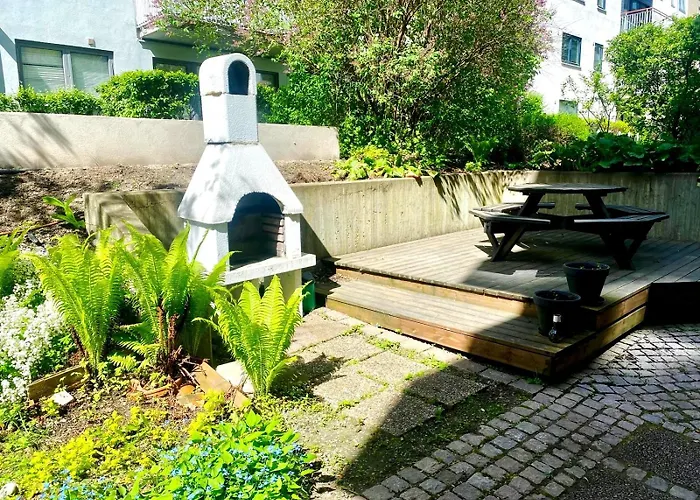 Center Flat W Roof Terrace & Free Parking *